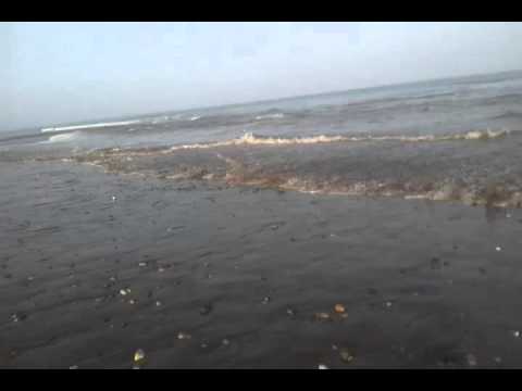 Tsunami in the Arabian Sea on 2013-09-24, observed in Qurayat, Oman (video 1/4)