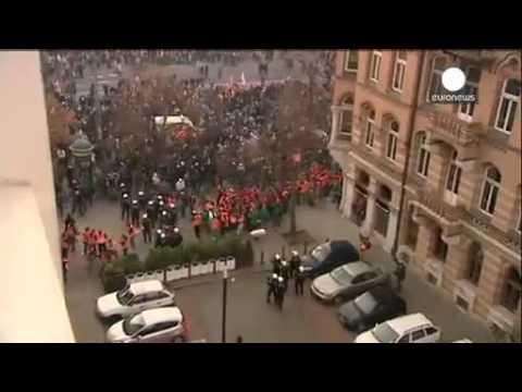 Poland Clashes erupt between far right protesters and left wing squatters