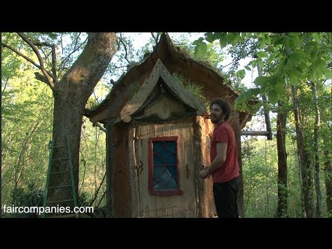 Art of living in a Dordogne's tiny mud home with living roof