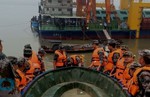 A small cruise ship carrying more than 450 people, many of them elderly, sank overnight in the Yangtze River during a storm in southern China. 01 June 2015.