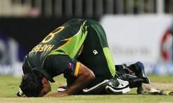 The sporting sajda: A history