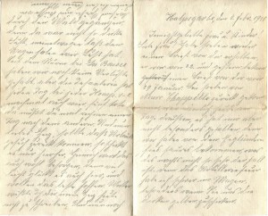 Halpegarbe, den 4. Febr. 1915 Innigst geliebte Frau u. Kinder! Liebe Frau! Habe soeben wieder einen Brief von Dir erhalten, er war von 22 und gestern bekam ich einen Brief von Dir vom 29 Januar. Bin soeben von Neuve Chapelle zurück gekommen, war nämlich heut am Tage draußen, es hat mir aber nicht besonders gefallen, denn wir haben von den Engländern fiel saures bekommen, was des nachts nicht so sehr der Fall ist. Denn das Artilleriefeuer habe ich schwer im Magen besonders wenn sie uns die dicken gelben zuschicken. Denn wo die hinkommen da wächst kein Gras mehr, du müßtest mal sehen was die für Löcher in die Erde reißen. Man hört sie schon von weitem, wenn sie heran geheult kommen. Ach liebes Herz, wie würdest Du staunen, wenn du mal hier nach Neuve Chapelle herein sehen könntest, denn das ganze schöne Dorf ist nichts mehr als ein Trümmerhaufen, kein Haus ist da, wo nicht ein paar Granaten hindurch gegangen sind. Und so geht  es hier von einem Dorfe zum anderen, und von einer Nacht zur andere, die hier grade in der Gefechtslinie liegen. Ach wenn die armen Leute nach dem Krieg mal zurück kommen, und sehen von Ihren ganzen Hab und Gut weiter nichts mehr als nur noch einen Trümmerhafen, wie muß denen zu Mute sein. Wir können doch Gott danken daß es nicht bei uns in Deutschland ist. Heute abend mußten wir einen kleinen Handwagen mit  nehmen nach Hause, den haben wir aber stehen lassen unterwegs, da wir auf der Chaussee nicht durchkommen konnten, weil die Schweine dauernd daherüber geschossen, und sind  