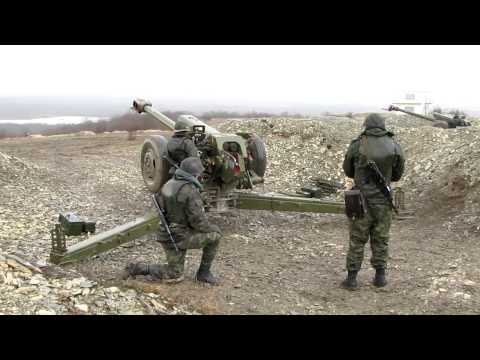 Гаубица Д-30 ведет огонь