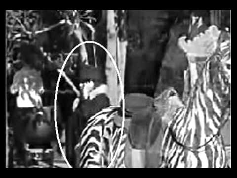 Celular en 1928-Viaje en el tiempo (Chaplin's Circus Premiere Footage)