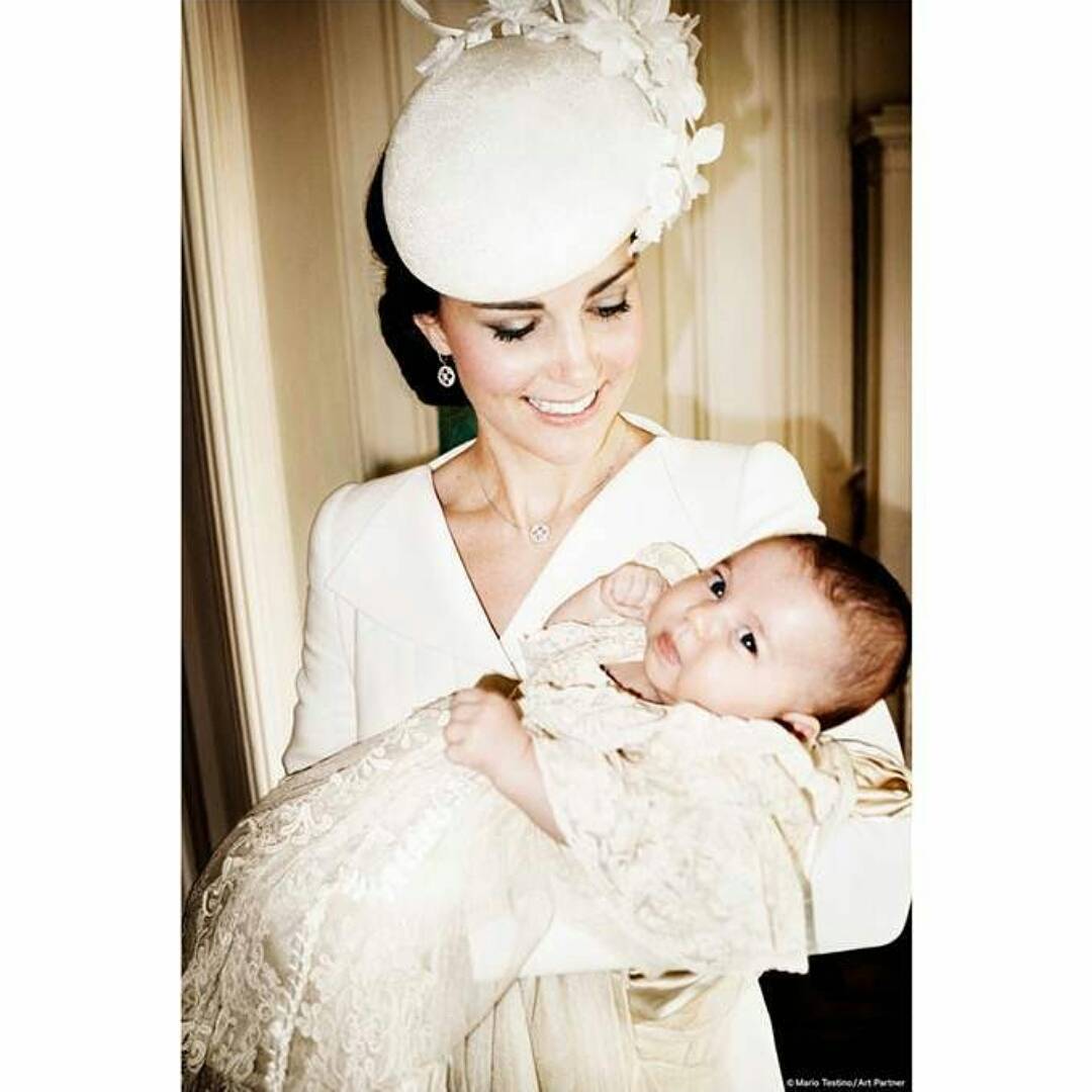 We can't handle the cuteness! 💓 #PrincessCharlotte #DuchessKate #newphoto #royals #mariotestino