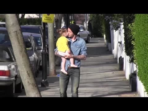 Harper Beckham Gives Dad David a Kiss - Splash News