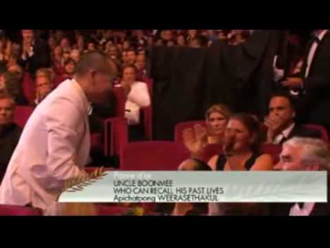 Charlotte Gainsbourg gives the Palme d'Or to Apichatpong Weerasethakul - Cannes 2010