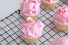 How to ice cupcakes with rose petals