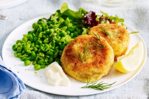 Fish cakes with smashed peas and lemon