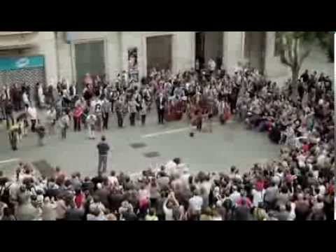 A Little Girl Gives Coins To A Street Musician And Gets The Best Surprise In Return