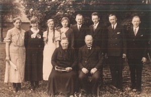 Heinrich Echtermeyer (sitzend) im Kreis seiner Familie