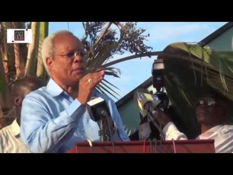 Lowassa achukua fomu za Urais Nec, maelfu wamsindikiza