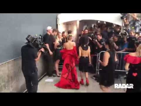 Miley Cyrus arrives at amfAR event