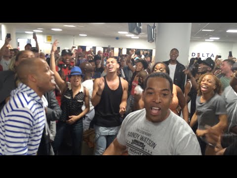 THE LIONG KING & ALADDIN Broadway Casts Airport Sing-Off