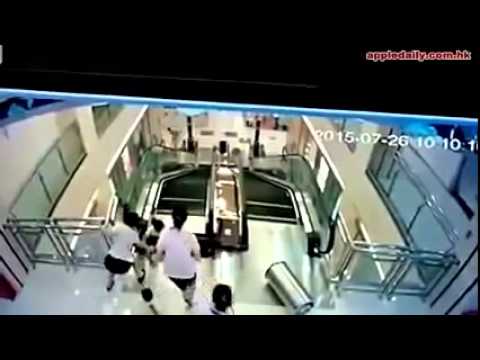 Tragic accident in China! Woman killed on escalator, but managed to save her child