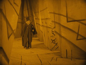 Dr. Caligari (Werner Krauß) in den typischen, expressionistischen Kulissen von „Das Cabinet des Dr. Caligari“ (1920). Mit freundlicher Genehmigung der Friedrich-Wilhelm-Murnau-Stiftung, Wiesbaden.