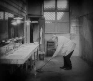 Der ehemalige Hotelportier (Emil Jannings) auf der Herrentoilette. Das Fenster über ihm versinnbildlicht den sozialen Abstieg zum „letzten Mann“ (1924) einmal mehr.  Mit freundlicher Genehmigung der Friedrich-Wilhelm-Murnau-Stiftung, Wiesbaden.