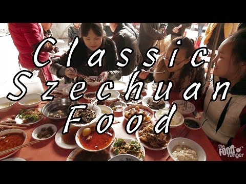 Eating Classic Szechuan Cuisine on the Streetside in Chengdu