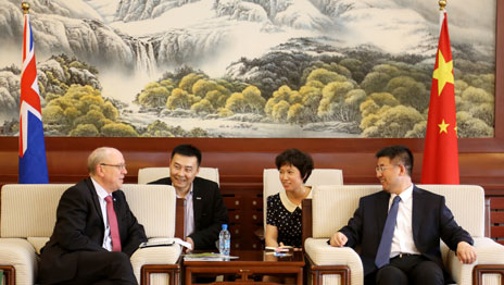 VU Vice Chancellor Peter Dawkins with LU President Huang Taiyan 