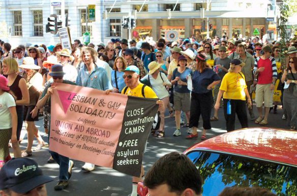 L-G banner supporting refugees