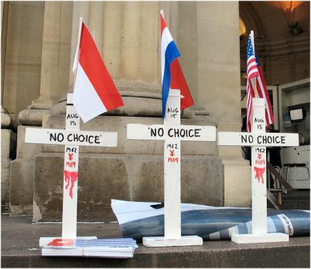White crosses with caption 'No Choise' on steps of GPO