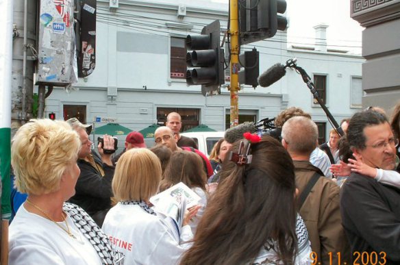 Media surround heckler