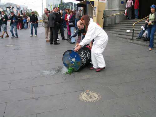 Tipping over drum of 'nuclear waste'