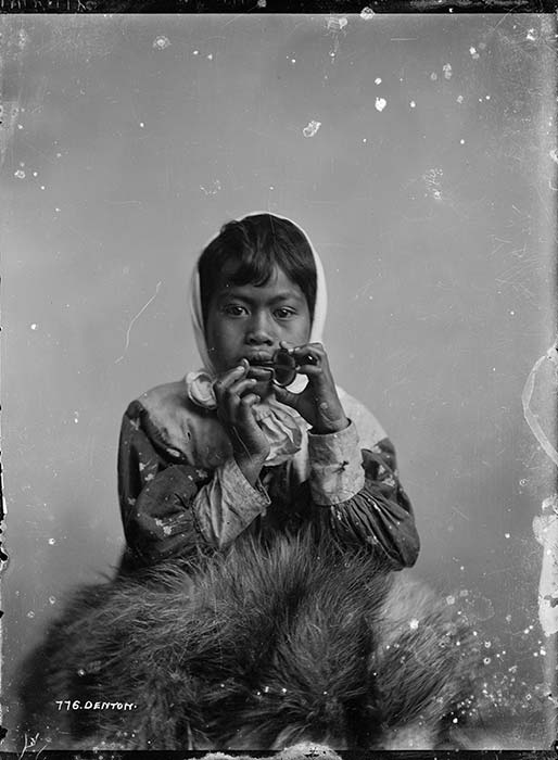 Māori girl playing a Jew's harp, early 1900s (pic: Alexander Turnbull Library, Tesla Studios Collection (PAColl-3046))