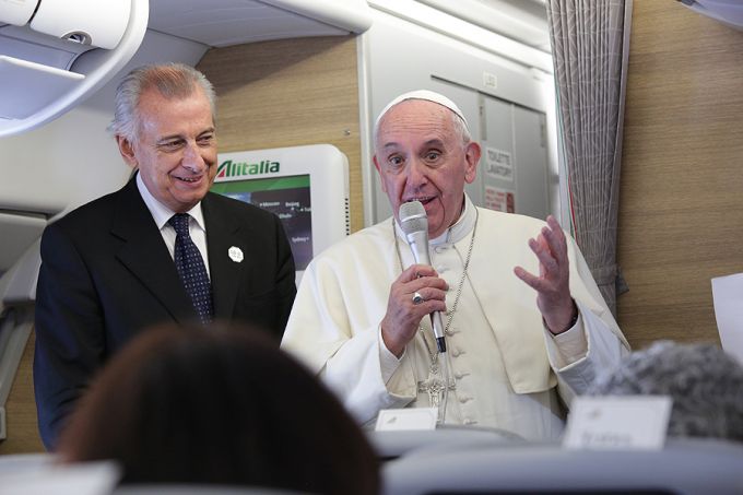 Pope Francis aboard the papal flight from Cuba to Washington, D.C., Sept. 22, 2015. Credit: Alan Holdren/CNA.