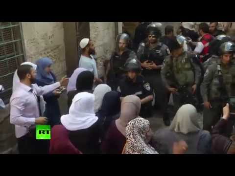 RAW: Palestinians scuffle with Israeli police in Jerusalem on Jewish holy day