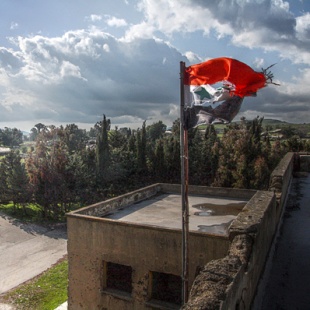 Syrian flag in the largely destroyed and abandoned city of Quneitra, taken in 2010. (Photo: Ed Brambley/Flickr)