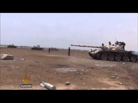 Houthi rebels advance in Aden despite air strikes