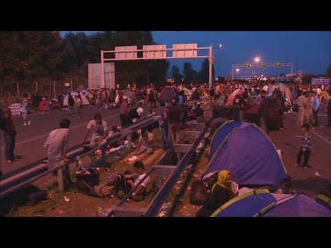 Hundreds of migrants protest at Hungary border