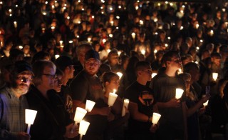 People take part in candle light vigil following a mass shooting at Umpqua Community College in Roseburg, Oregon October 1, 2015. A gunman opened fire at a community college in southwest Oregon on Thursday, killing nine people and wounding seven others before police shot him to death, authorities said, in the latest mass killing to rock an American campus. REUTERS/Steve Dipaola - RTS2OMI