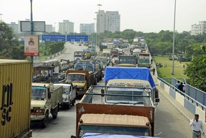 Massive Traffic Jam due to a Trailer Turn Over on the Vidyasagar Sethu in Kolkata on Saturday morning 17 November 2012