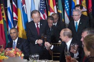 File - The Secretary-General shares a toast with Vladimir V. Putin, President of the Russian Federation, as United States President Barack Obama (left) looks on, 28 September, 2015.