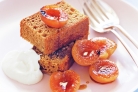 Quick gingerbread with grilled apricots