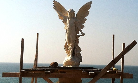 An angel under construction; the Christian-Palestinian cemetery, Jaffa.
(Photo: Udi Aloni)