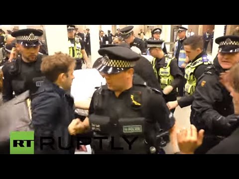 UK: Pro-refugee demo paralyses London's St. Pancras station