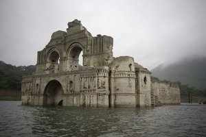 The remains of a mid-16th century church known as the Temple of Santiago, as well as the Temple of Quechula, is visible from the surface of the Grijalva River, which feeds the Nezahualcoyotl reservoir, due to the lack of rain near the town of Nueva Quechula