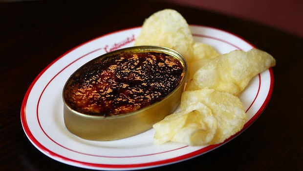 The creme brulee comes with a side of potato chips.