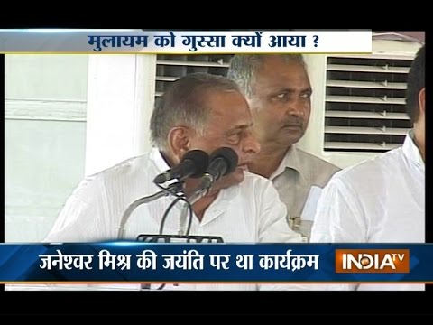 Mulayam Singh Yadav Scolds CM Akhilesh Yadav During Public Program - India TV