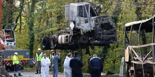 L’enlèvement des épaves du bus et du camion a débuté lundi sur les lieux de l’accident de Puisseguin.