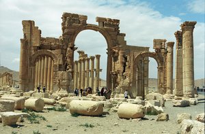 File - Monumental arch in the eastern section of Palmyra's colonnade, Syria.