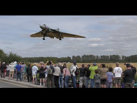 Vulcan XH558 Bomber Farewell | 4k video footage | low approach landing