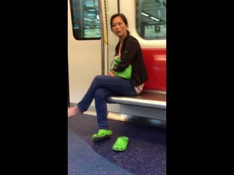 Rude Mainland Chinese lady on Hong Kong MTR 強國潑婦西鐵車廂内爆粗罵人！