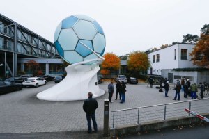 Journalists outside German Football Association (Reuters: Ralph Orlowski)