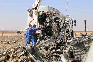 Rescuers of the Russian Emergencies Ministry continue a large-scale search operation at a plane crash site in Egypt's Sinai desert, 2 November, 2015. The Russian passenger plane en route for St. Petersburg crashed in Hassana, Egypt's Sinai Peninsula, killing all 224 people on board.