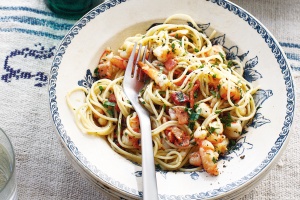 Spaghetti with garlic butter, bacon and prawns