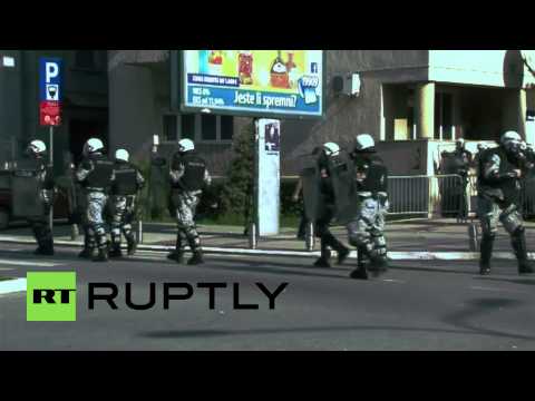 Montenegro: Protesters repelled from government building with tear gas